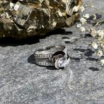 Witgouden ring met zirconia stenen (grote ring, damesring), Sieraden, Tassen en Uiterlijk, Ringen, 18 tot 19, Gebruikt, Overige kleuren