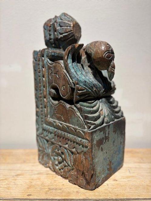 Corbel with carved flower and peacock - Hout - India - 19th, Antiek en Kunst, Kunst | Niet-Westerse kunst