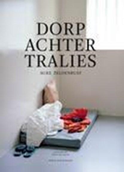 Dorp achter tralies | Auke Zeldenrust | 9789033004322, Boeken, Thrillers, Zo goed als nieuw