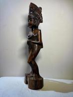 Gesneden Balinese houtsnede van een vrouwelijke figuur met