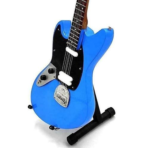 Miniatuur Fender Mustang linkshandig gitaar gratis standaard, Verzamelen, Muziek, Artiesten en Beroemdheden, Pop, Beeldje of Miniatuur