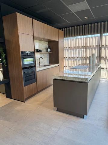 Prachtige keuken met Eiland! beschikbaar voor biedingen