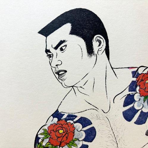 Een getatoeëerde man staat met een Japanse zwaard -, Antiek en Kunst, Antiek | Overige Antiek