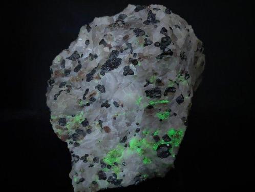 Zeer heldere willemiet in calciet met frankliniet., Verzamelen, Mineralen en Fossielen