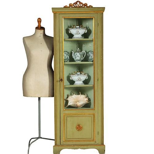 Smalle hoge Louis Seize hoekkast in salie- en residagroen ca, Antiek en Kunst, Antiek | Meubels | Kasten, Ophalen of Verzenden