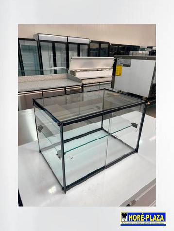 Sayl Vitrine / Zwart / Neutraal beschikbaar voor biedingen