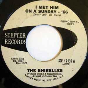 vinyl single 7 inch - The Shirelles - I Met Him On A Sund..., Cd's en Dvd's, Vinyl Singles, Zo goed als nieuw, Verzenden