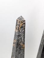 Figuur - Koppeling van marmeren obelisken