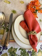 Elegante tafelkleed met een volledig bloemen- en fruitdecor