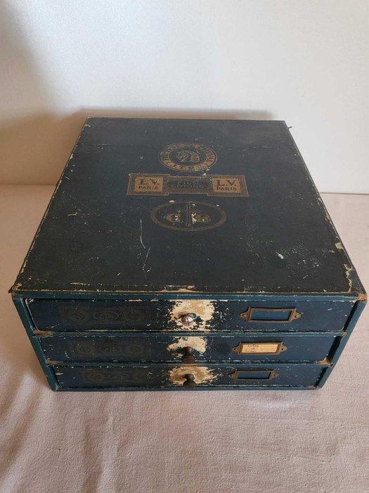 Meuble de mercerie ancien LV Paris – Fil “Tête de Cheval” –, Antiek en Kunst, Curiosa en Brocante