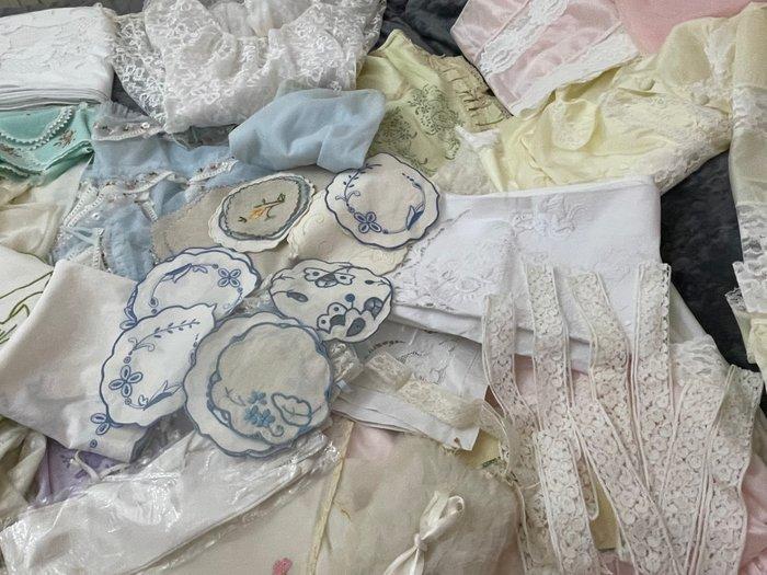 UN TESORO DI MERLETTI ANTICHI (BAMBOLA) - Pop - 1850-1900 -, Antiek en Kunst, Antiek | Speelgoed