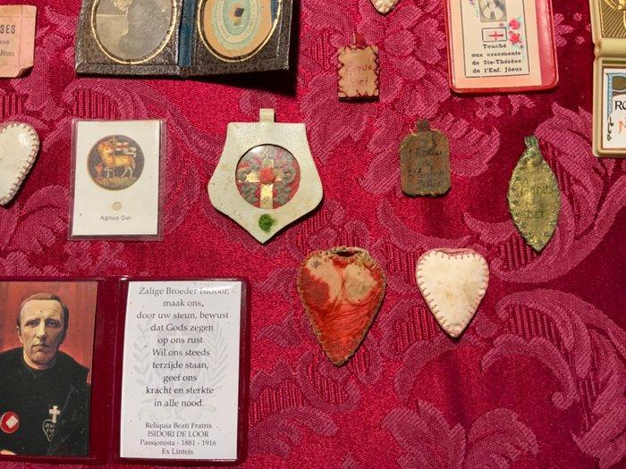 Relikwie - papier, textiel, leder, nagel, huid en rozen, Antiek en Kunst, Antiek | Boeken en Bijbels