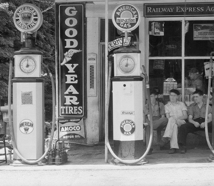 Walker Evans (1903–1975) - Gas Station Reedsville, West, Antiek en Kunst, Kunst | Designobjecten