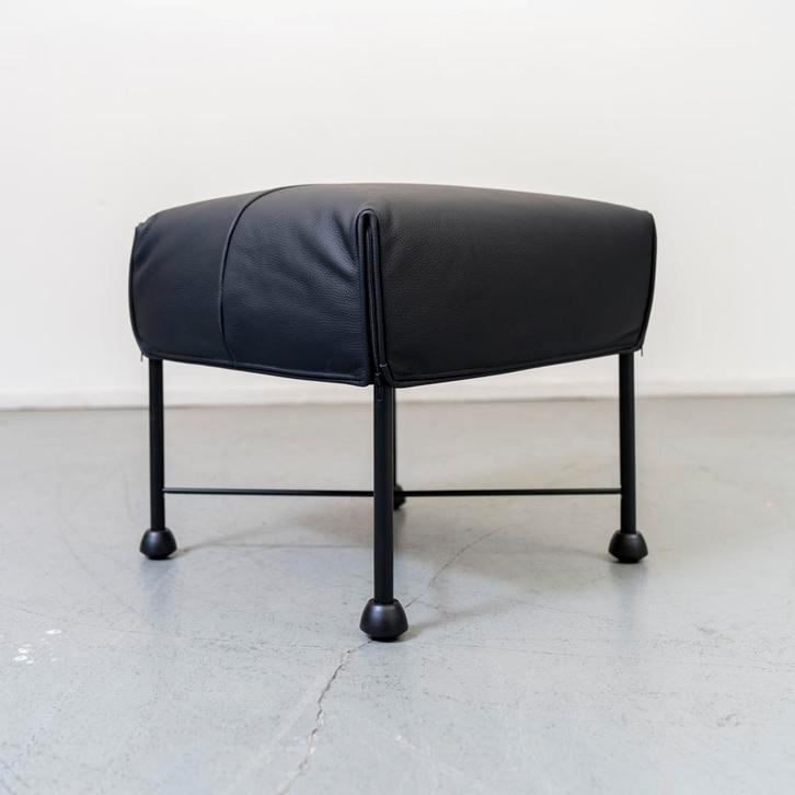 Montis Charly Hocker/Voetenbank Zwart Leer - Zwart/Dop, Huis en Inrichting, Banken | Voetenbanken en Poefen, 50 tot 75 cm, 50 tot 75 cm