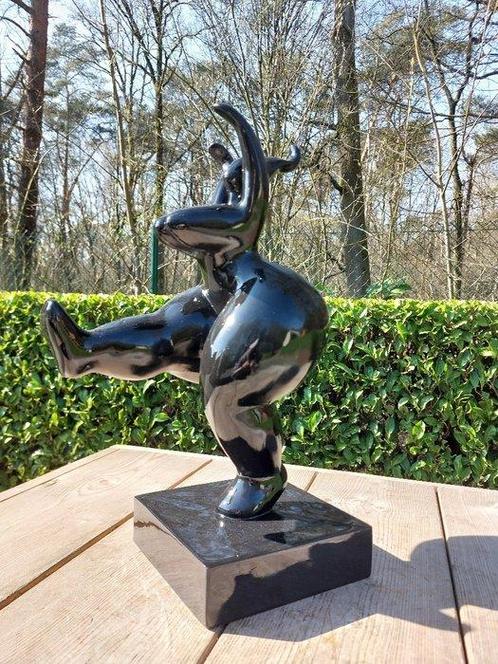 Beeld, abstract kunstig beeld van een dikke dame in zwarte, Antiek en Kunst, Curiosa en Brocante