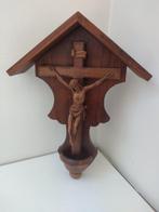 Snijwerk, Altes Holzkreuz mit gekreuzigten Jesus - Jesus am