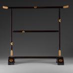 Handdoekrek (tenugui’kake) - Gelakt hout, verguld koper -