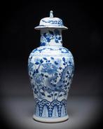 Een groot antiek Chinees blauw en wit draak vaas met, Antiek en Kunst