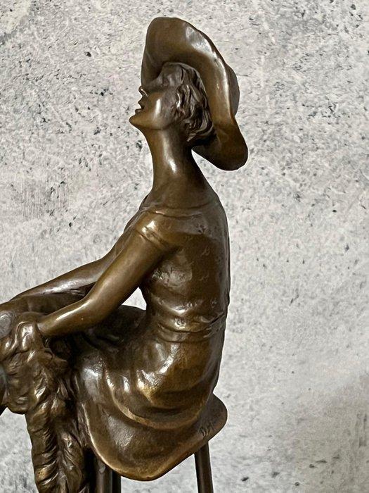 sculptuur, Elegant Bronze Sculpture – Seated Lady with Hat, Antiek en Kunst, Kunst | Designobjecten