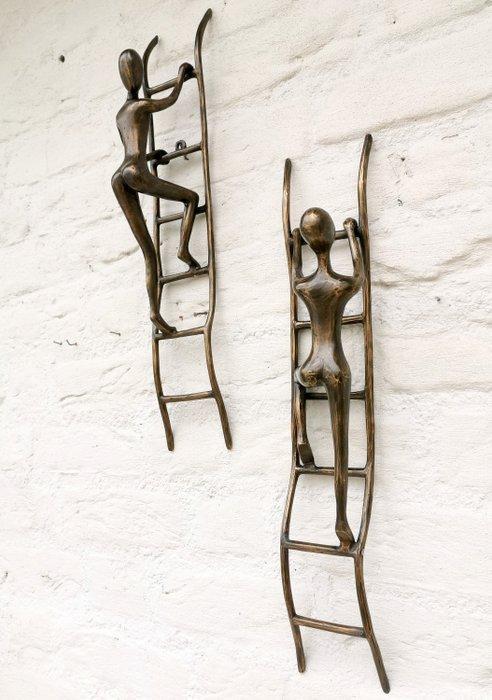 sculptuur, A pair of men climbing the ladder - 50 cm - Brons, Antiek en Kunst, Kunst | Designobjecten