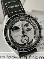 Swatch - Moonswatch x Omega New Mission to EarthPhase -, Sieraden, Tassen en Uiterlijk, Horloges | Heren, Nieuw