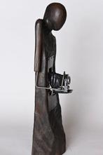 Karol Dusza (XX-XXI) - sculptuur, „The Photographer” 71cm, Antiek en Kunst