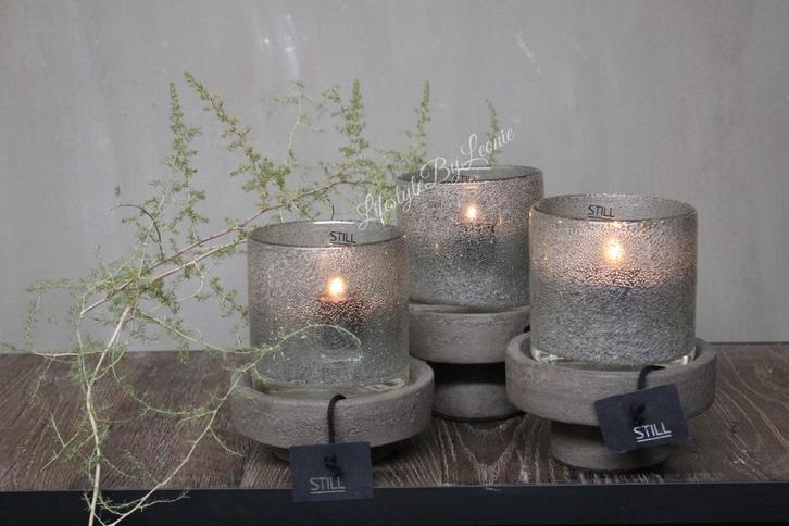 STILL poer op voet Leem 8,5 cm, Huis en Inrichting, Woonaccessoires | Kandelaars en Kaarsen, Nieuw, Ophalen of Verzenden