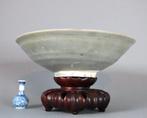 Kom - Conical Celadon Bowl with Incised Floral Decoration -, Antiek en Kunst