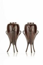 Vaas - Brons, Een elegant paar gepatineerde bronzen vazen, Antiek en Kunst