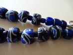 Ketting van 31 zwart / blauwe oogkralen uit Murano en Ghana,, Antiek en Kunst