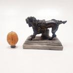sculptuur, Bronze de Vienne Caniche toiletté lion sur un, Antiek en Kunst