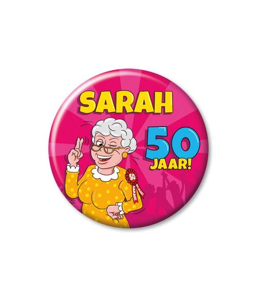 50 Jaar Button Hoera Sarah 5,5cm, Hobby en Vrije tijd, Feestartikelen, Nieuw, Verzenden