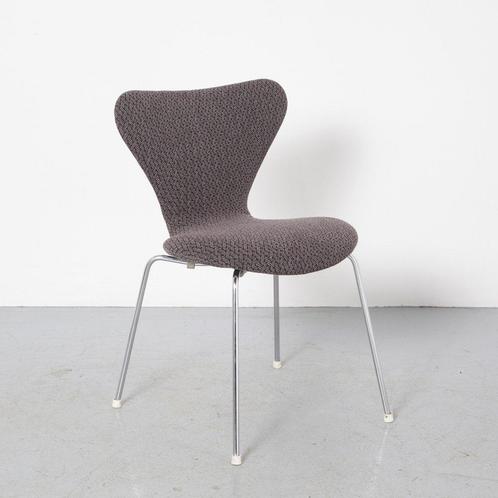 Vlinderstoel Arne Jacobsen Fritz Hansen nieuw gestoffeerd