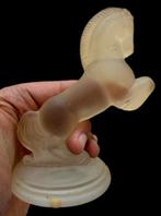 Fabelachtige en etherische paardensculptuur van glas met