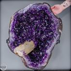 Intense natuurlijke amethist geode met calciet kristal op, Verzamelen, Mineralen en Fossielen