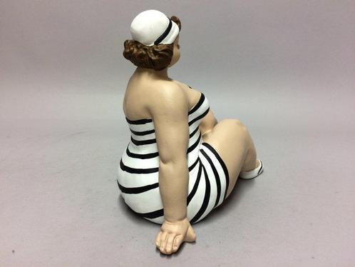 Beeldje - Polystone dame in badpak, Antiek en Kunst, Curiosa en Brocante