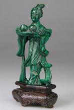 Kwanyin Sculptuurbeeldje - Gebeeldhouwd beeld + Houten voet, Antiek en Kunst