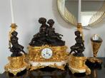 Een fijne Louis XV-stijl 3-delige klokkenset (geen reserve)