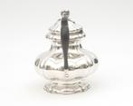 Een zilveren theepot, Hongarije, 1918-1937, Zilver