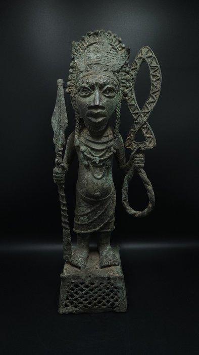 Prachtig beeldje van het hof, koning. - bini /edo - Nigeria, Antiek en Kunst, Kunst | Niet-Westerse kunst