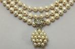 Lange halsband met witte parels met levensbloem en, Verzamelen