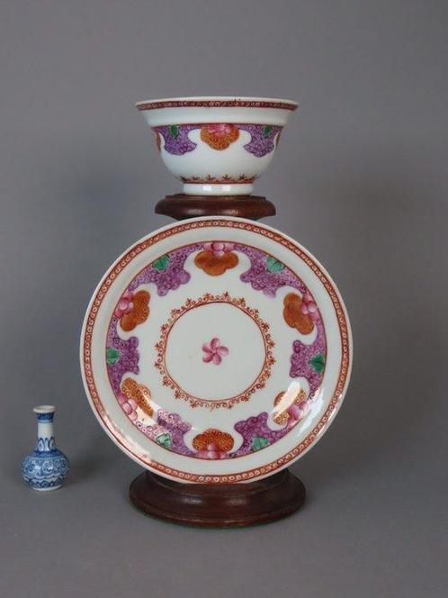 Yongzheng (1722-1735) - Famille Rose - Intricate Florals,, Antiek en Kunst, Antiek | Overige Antiek