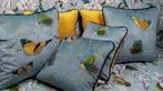 Een set van zes kussens met Manufatti Toscani-stof,