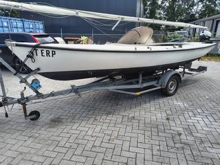 ( Externe locatie Sneek )Open zeilboot met trailer en bui beschikbaar voor biedingen
