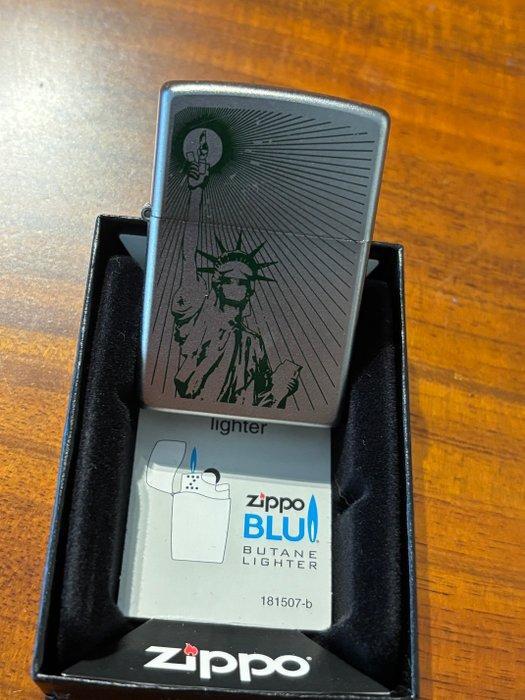 Zippo - Rare Zippo Statue of Liberty with its original box, Verzamelen, Rookartikelen, Aanstekers en Luciferdoosjes