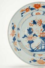 Bord - An Imari plate with floral decorations - Porselein -