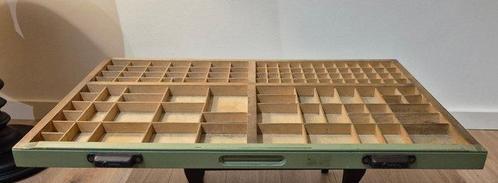Wandbord - Hout - Een typografische koker van een, Antiek en Kunst, Curiosa en Brocante