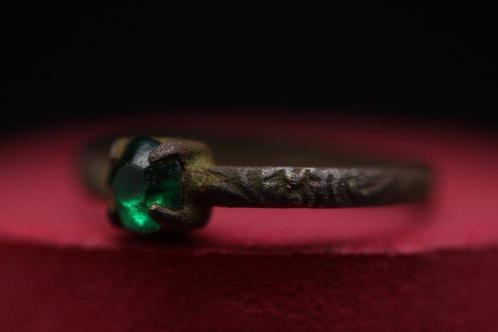 Middeleeuws (Gotisch) Groene Steen Versierde Ring Votive, Antiek en Kunst, Antiek | Overige Antiek