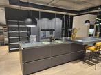 Nolte Showroom Keuken SALE – Eiken Nero incl. Apparatuur, Zwart, Overige typen, Met kookeiland, Graniet of Steen