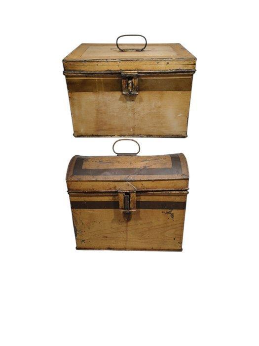Two french document box or small trunk or hat box - Kist (2), Antiek en Kunst, Curiosa en Brocante